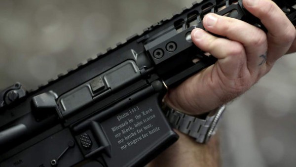 Lanzan rifle cristiano y se agota rápidamente en EUA  