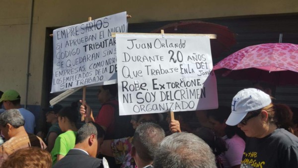 Exempleados de la DEI protestan en viacrucis realizado en Tegucigalpa