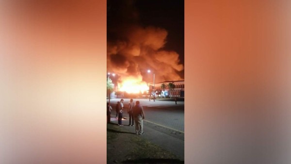 Incendio consume un predio del parque industrial Zip Búfalo en Villanueva