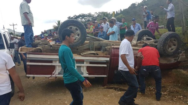 Varios heridos tras volcar un vehículo con 16 personas en Olancho