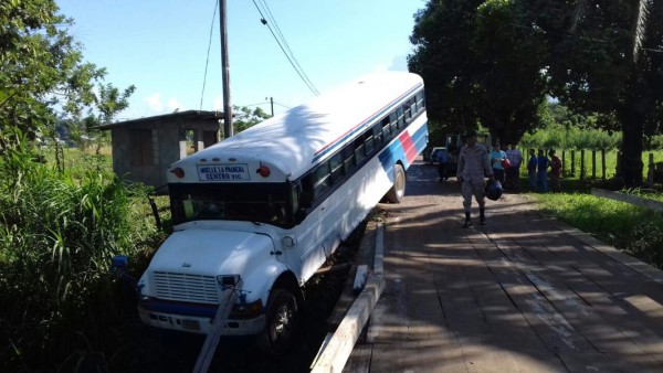Un tremendo susto llevaron los pasajeros que viajaban en este bus que estuvo a punto de caer en una quebrada.