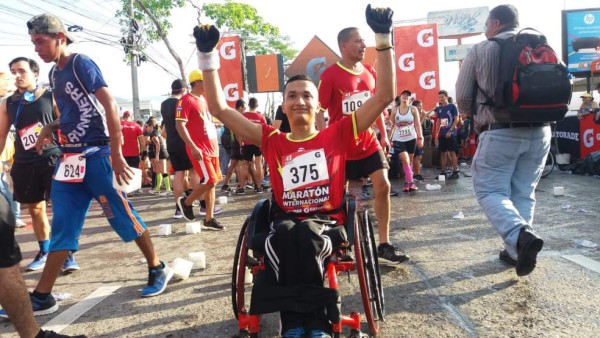 'Estar en silla de ruedas no es obstáculo': Atleta después de lograr la meta en la Maratón Internacional de LA PRENSA