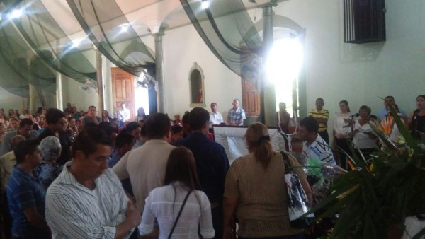 Familiares y amigos dan último adiós a Eduardo Montes