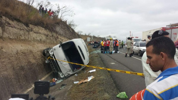 Accidente entre microbús y ambulancia deja cinco muertos en Amarateca