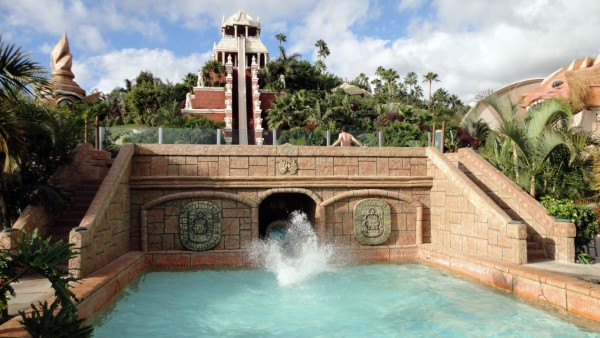 El parque también cuenta con una piscina de olas que pueden elevarse hasta más de 3 metros.