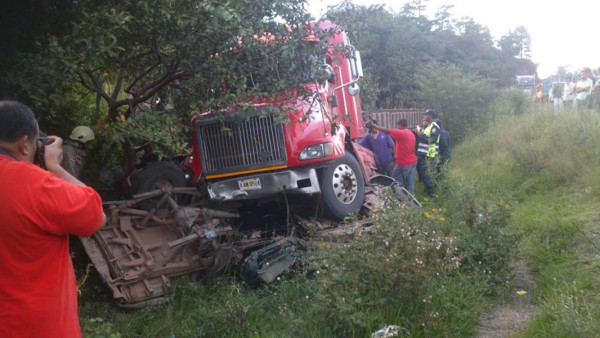 Niño muere en accidente entre rastra y pick up en Honduras