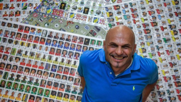 Gianni Bellini, el mayor coleccionista de estampillas de fútbol