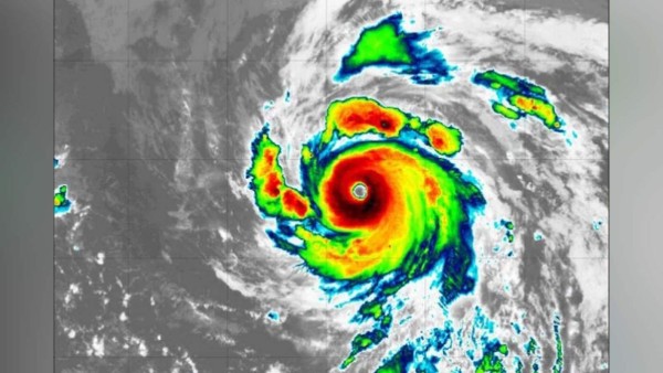 Huracán Douglas alcanza la categoría 3 rumbo a Hawái  
