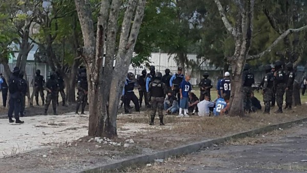 Armas y explosivos encuentran en el centro Renaciendo