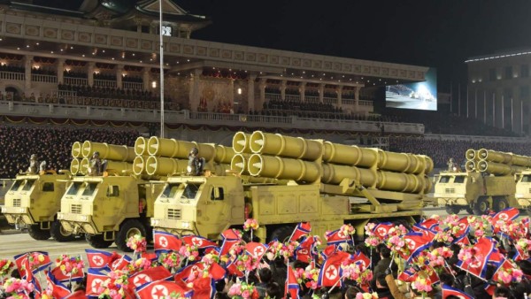 Corea del Norte exhibe poderoso misil balístico en desfile militar