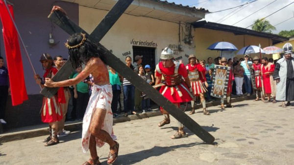 Trinitecos recuerdan la crucifixión y muerte de Jesús