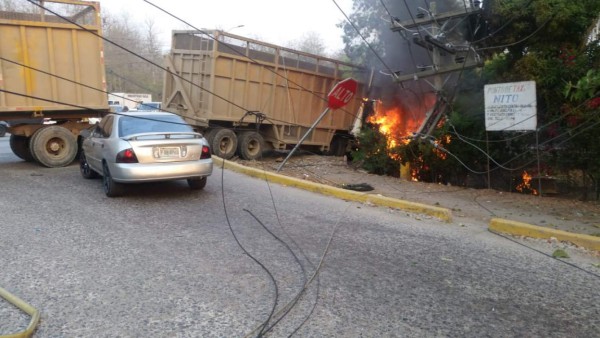 Rastra embiste postes del tendido eléctrico y deja sin luz varias colonias de La Lima