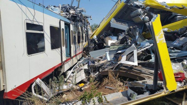 Vista del lugar donde se produjo un choque frontal entre dos trenes en una línea de vía única entre Ruvo di Puglia y Corato, al sur de Italia. EFE