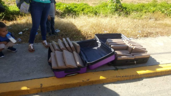 Decomisan un cargamento de supuesta droga en un bus en Omoa