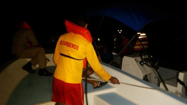 Rescatan a cinco canadienses varados en alta mar en Roatán