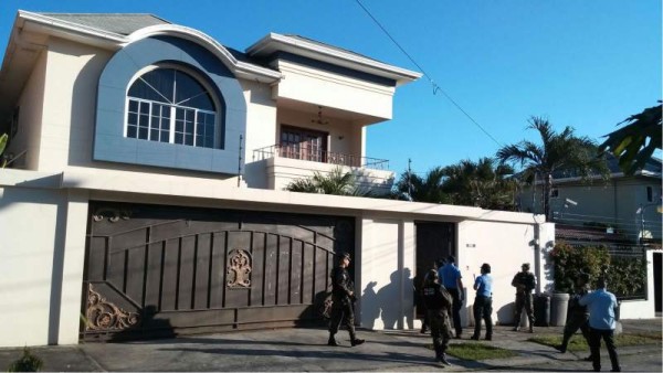 La residencia en Jardines del Valle de San Pedro Sula fue asegurada por la Fiscalía, la Oabi y miembros de la Policía Militar.