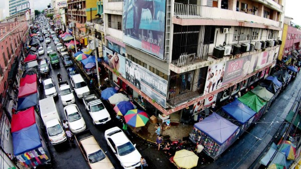 Caos por vendedores provoca cierre de negocios en el centro sampedrano