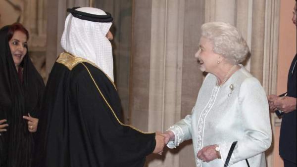 Una flatulencia avergonzó a la reina Isabel II frente al sultán de Baréin
