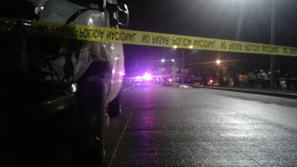 Pareja en moto muere al impactar con una camioneta