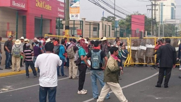 Protesta del Copinh frente a Casa Presidencial se torna violenta