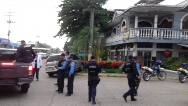 Capturan a dos sujetos por robo de vehículo