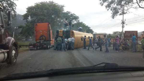 Honduras: 10 heridos tras volcar un bus en Villanueva