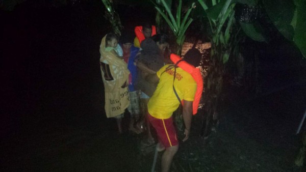 Personal de Cuerpo de Bomberos de Tela realizan evacuaciones desde la noche del viernes.