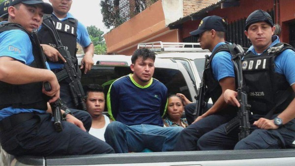 Capturan a supuestos pandilleros en allanamientos en Tegucigalpa