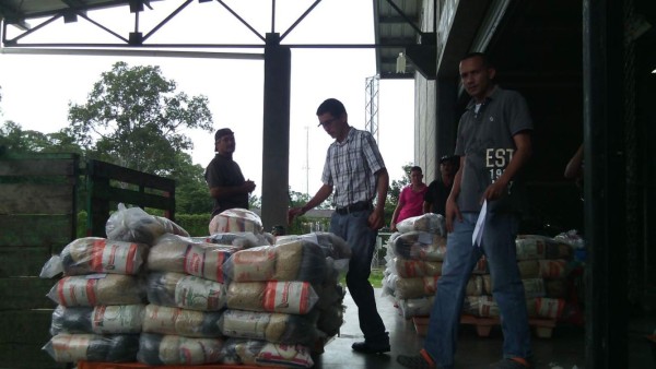 Llevan ayuda a familias afectadas por inundaciones en Atlántida