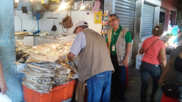 Vendedores acatan medidas de higiene para temporada de verano