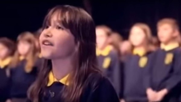 Sensación en redes niña con autismo cantanto 'Aleluya'