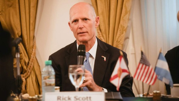 Scott rompe con Trump y defiende a jóvenes inmigrantes