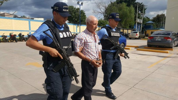 Septuagenario ataca a su esposa con un machete