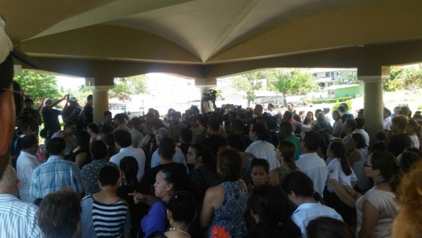 Una miltitud acompañó a la familia del cantautor hondureño Guillemor Anderson en el cementerio Jardines de Paz de La Ceiba, donde fue sepultado el artista.