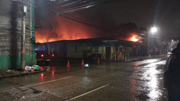 FOTOS: Voraz incendio consume yonker en el barrio Medina de San Pedro Sula