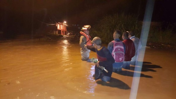 Desbordamiento del río Mangual obliga a evacuar a seis familias