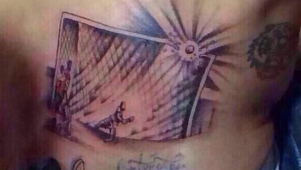 El chileno Mauricio Pinilla se tatúa su disparo al poste ante Brasil
