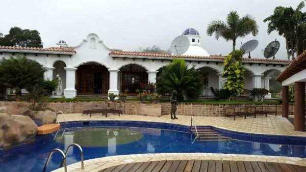 En total 61 bienes inmuebles, entre estos 47 residencias y 14 empresas mercantiles, fueron asegurados ayer en CortÃ©s y Santa BÃ¡rbara durante una operaciÃ3n combinada de operadores de justicia. Las propiedades pertenecÃ­an a una organizaciÃ3n criminal investigada desde 2011, liderada por RubÃ©n Alberto MejÃ­a MejÃ­a, alias âYuquitaâ, quien fue investigado por el delito de trÃ¡fico de drogas, producto de la cual obtuvo dinero ilÃ­cito que fue lavado en creaciÃ3n de empresas y adquisiciÃ3n de propiedades. 26 Ene 2015