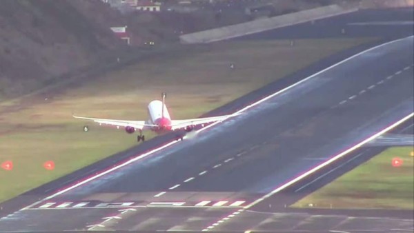 Así aterrizan los aviones en el aeropuerto más espeluznante de Europa