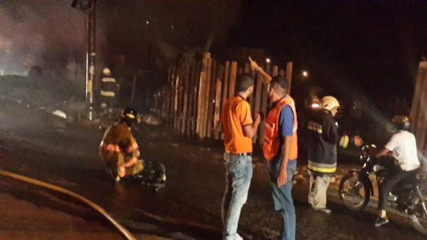 Incendio destruye bodega de carbón en Tegucigalpa