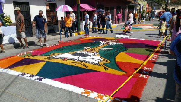 Comayagua cautiva a los turistas con sus coloridas alfombras