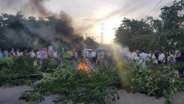Habilitan paso vehicular en Cofradía tras desalojo de pobladores