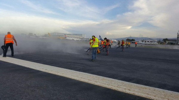 Erupción volcánica afecta a miles de pasajeros en aeropuerto de Costa Rica  