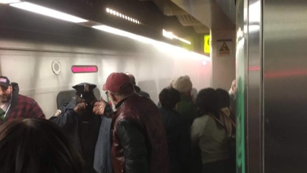 Más de 100 heridos deja descarrilamiento de tren en Nueva York