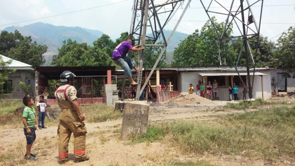 Evitan que hombre se suicide desde torre de energía eléctrica