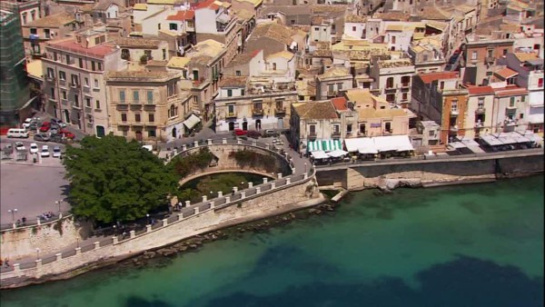 Buscan a jóvenes acusados de prender fuego a anciano en Sicilia
