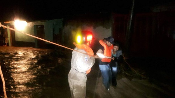 Desbordamiento del río Mangual obliga a evacuar a seis familias