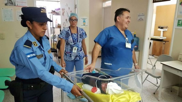 Copán: En un basurero dejan vivo a bebé dentro de su placenta