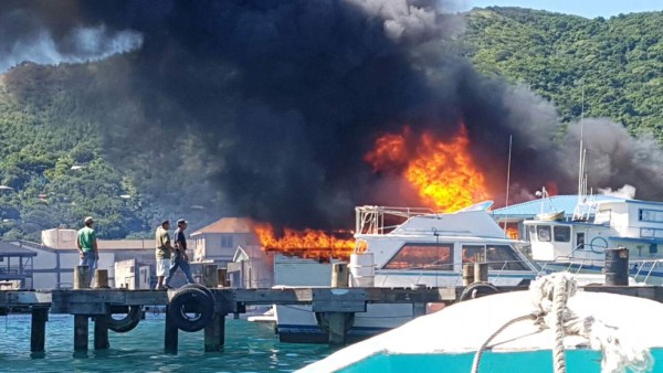 Incendio consume edificio en Guanaja