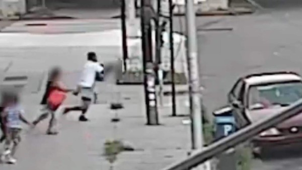 Video: Madre hispana logra rescatar a su hijo de un intento de secuestro en Nueva York
